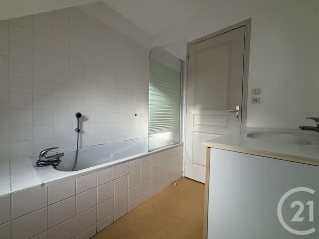 maison à louer - 4 pièces - 96.8 m2 - STE MARGUERITE DE CARROUGES - 61 - BASSE-NORMANDIE - Century 21 Agence Pays D'Andaines